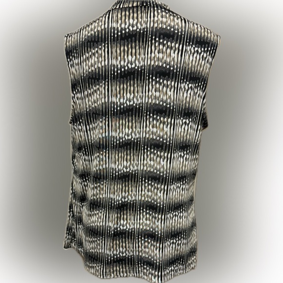 Stretch Sleeveless Pullover Blouse - Picture 3 of 4